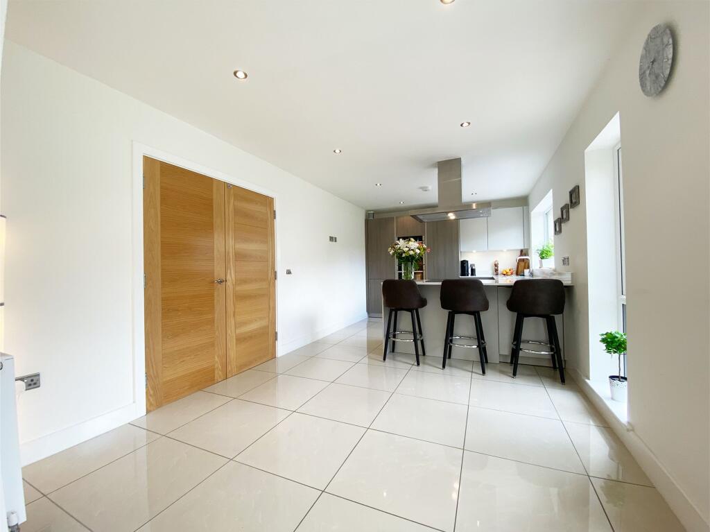 OPEN-PLAN DINING KITCHEN AND FAMILY ROOM