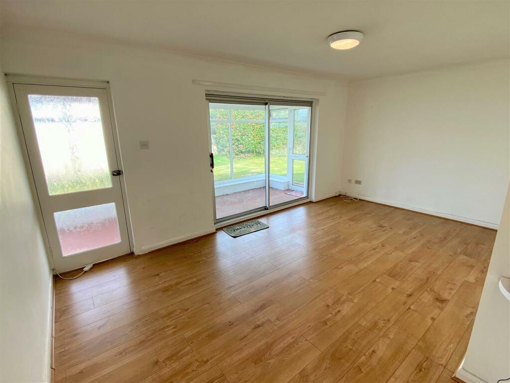 38 Quintrell Gardens Lounge