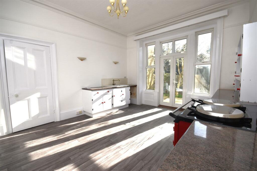 Kitchen 2.jpg