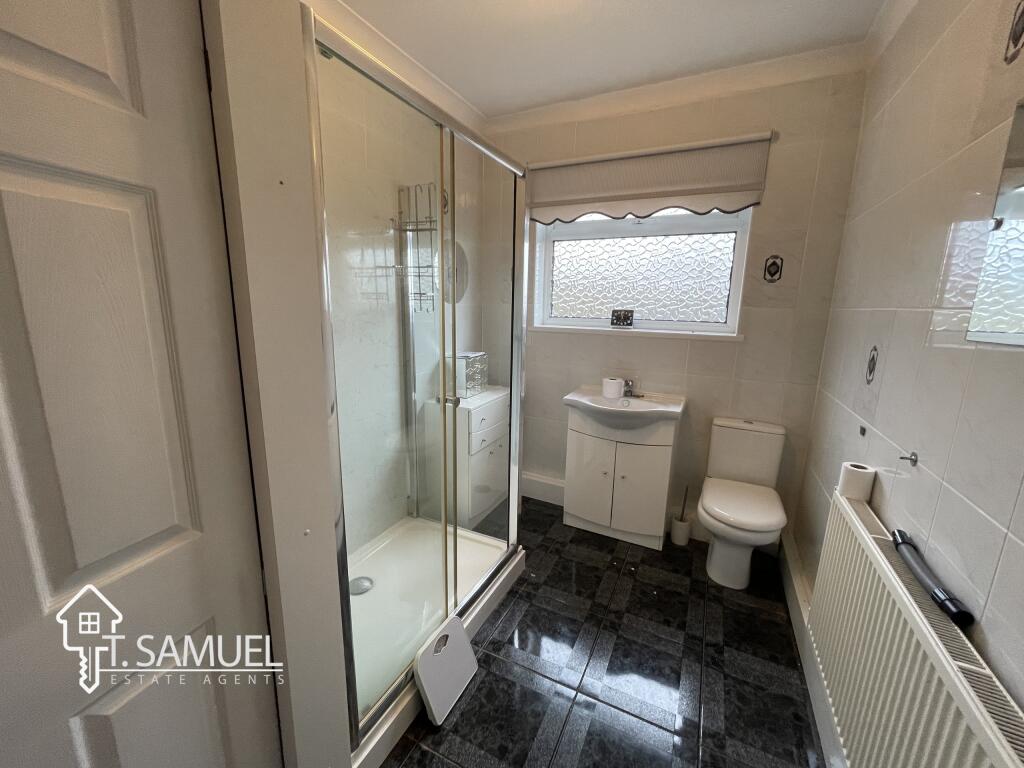 Bathroom 1.JPG