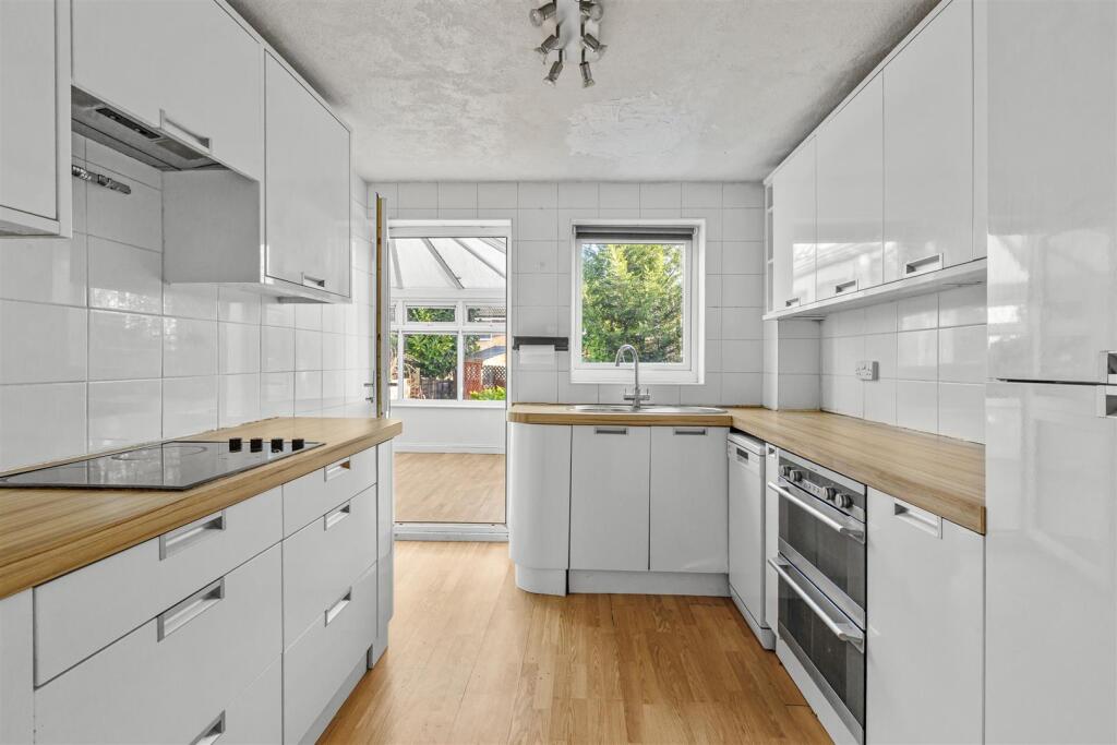 32 Campbells Ride, HP15 6TQ-10.jpg