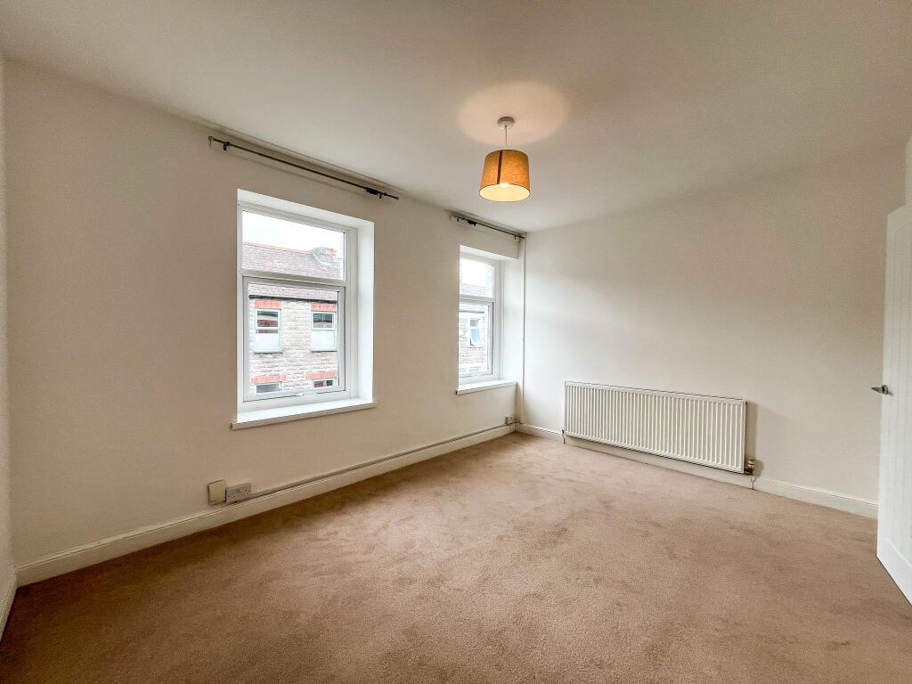 Main Bedroom (First Floor Front)