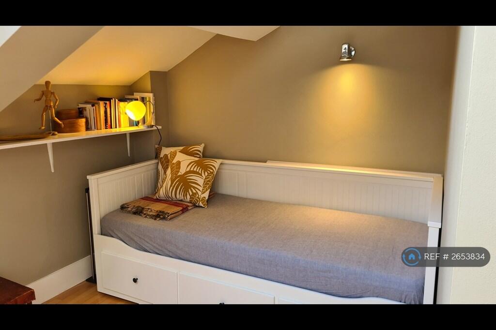 Office/Bedroom 2 - Comfy King Size Pull Out Bed 