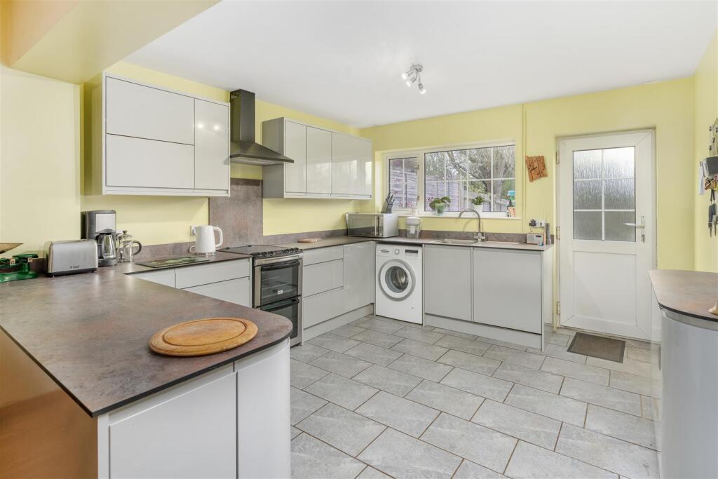 6 Gulliver's Close, Horley-5.jpg