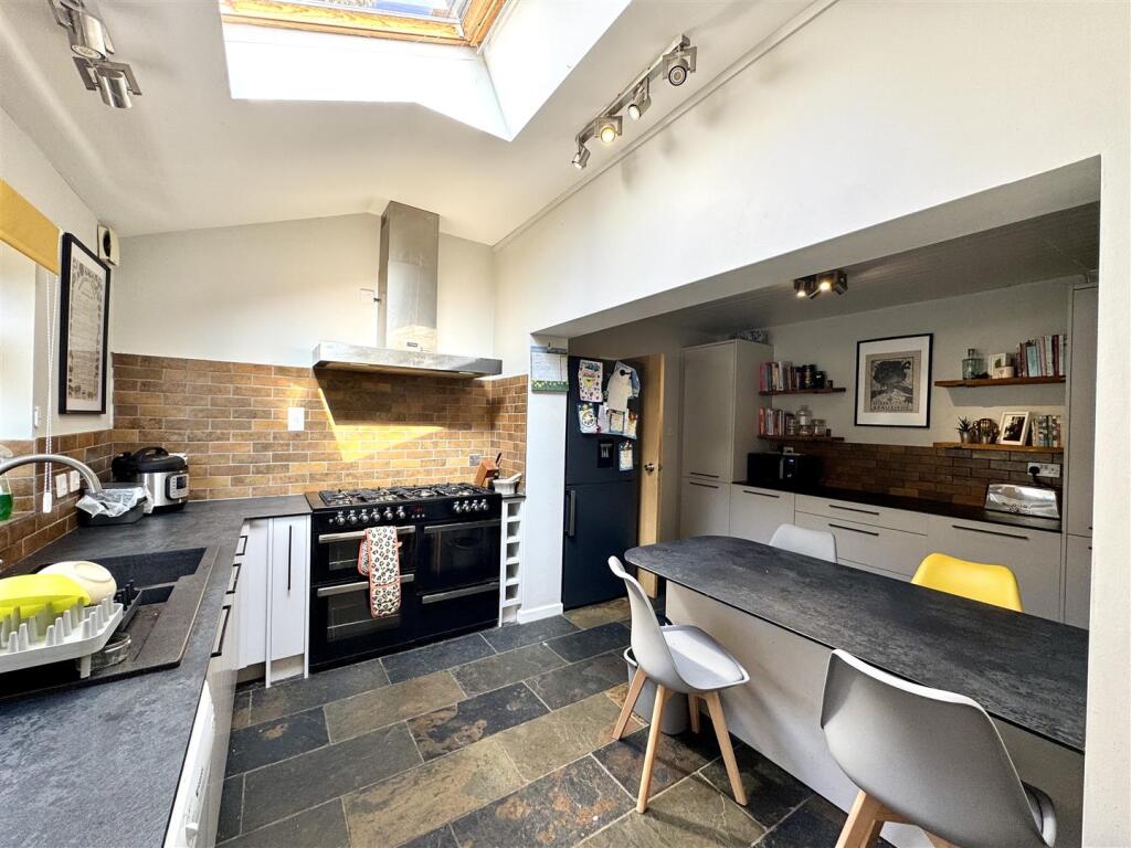KITCHEN/BREAKFAST ROOM