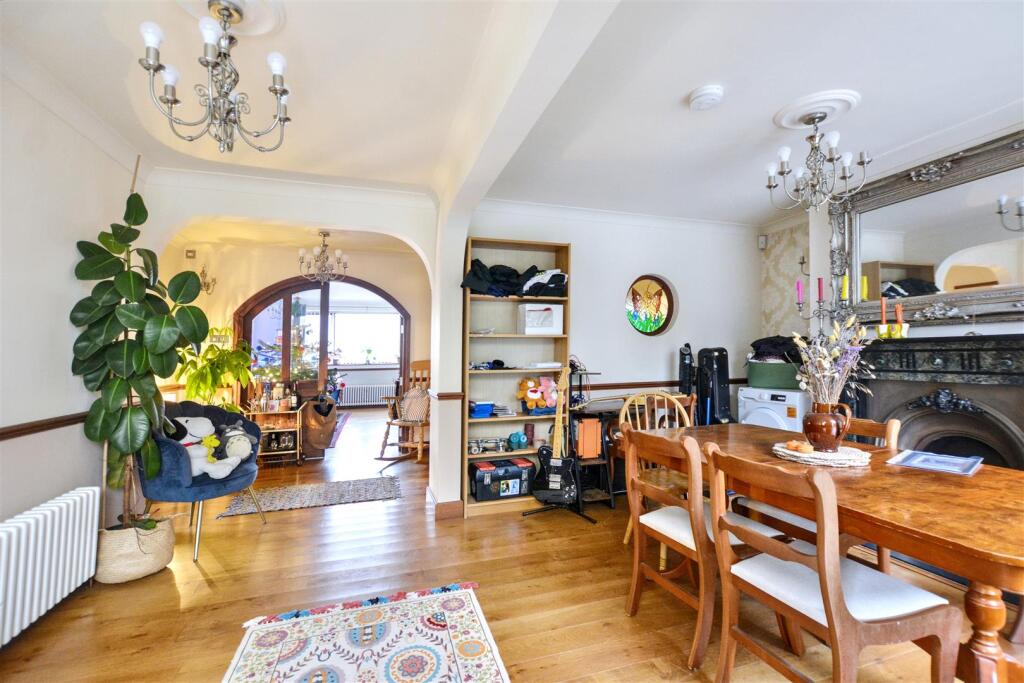 Dining Area_2.jpeg