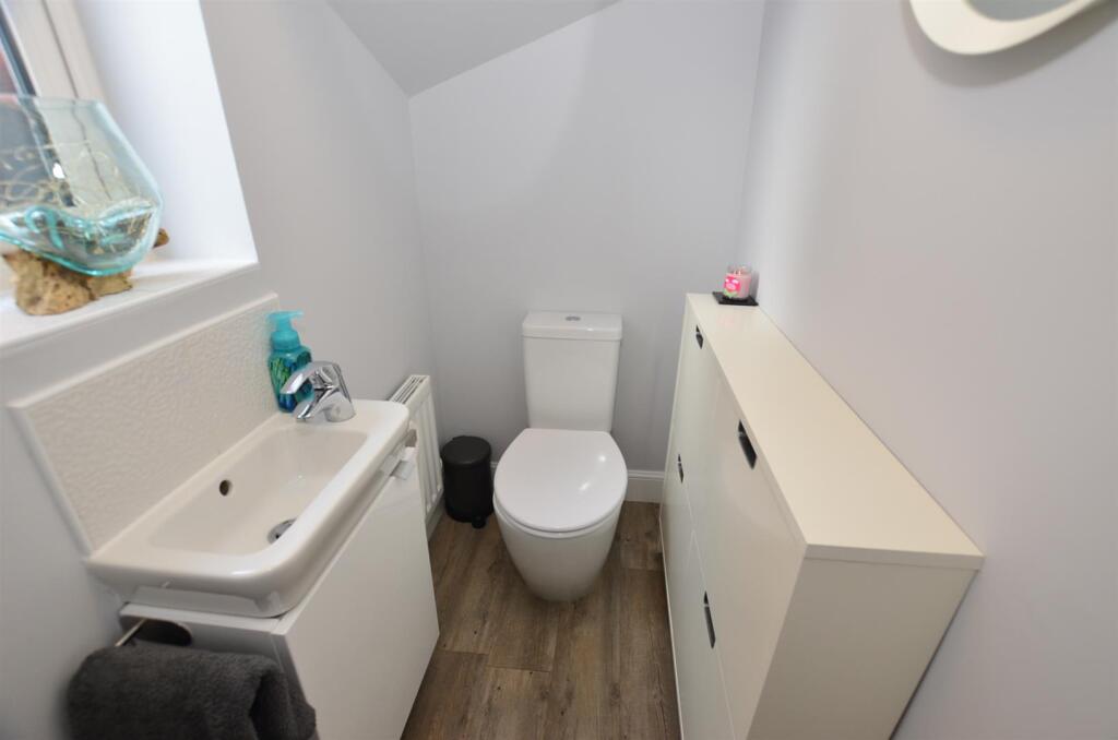 Guests Cloak Room/WC