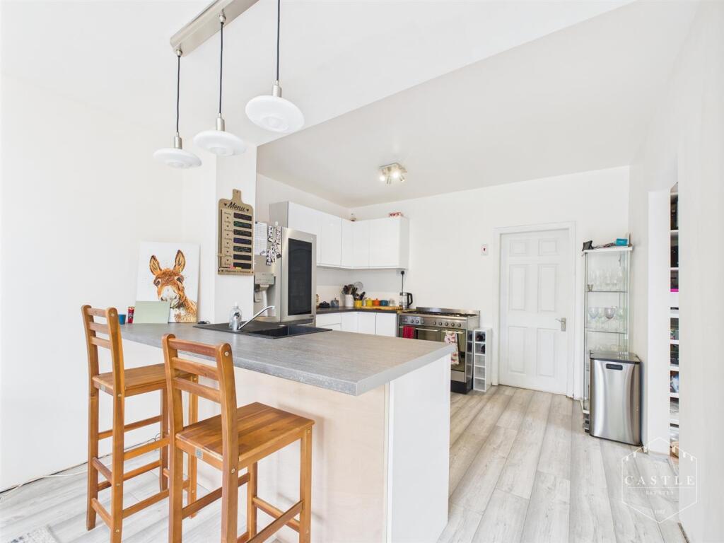 OPEN PLAN LIVING KITCHEN - Kitchen Area