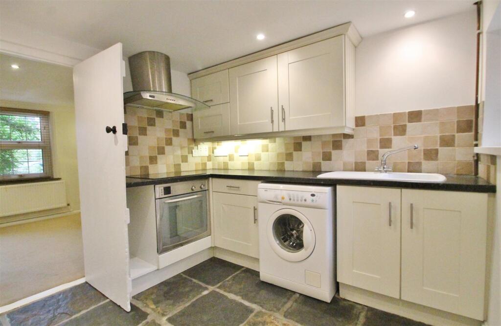 Kitchen 1.JPG