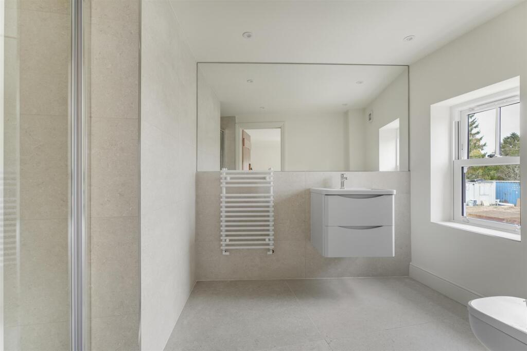 SHOWER ROOM ENSUITE