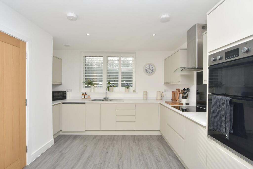 Kitchen/ Breakfast Area