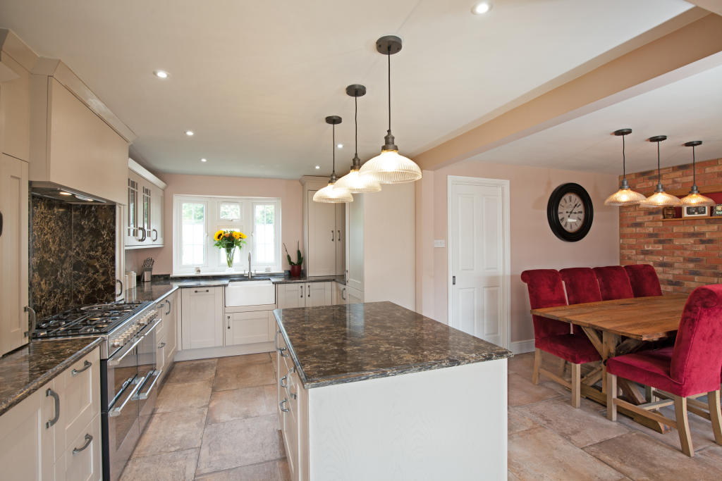 KITCHEN/BREAFAST ROOM
