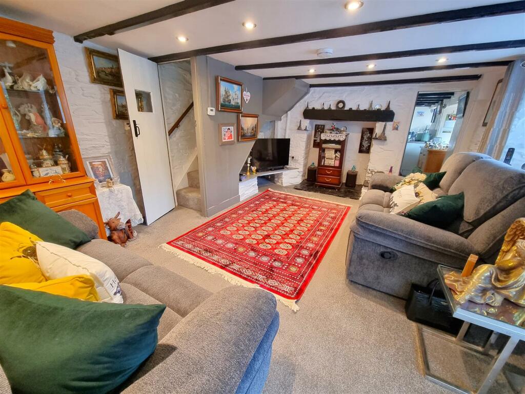 Living Room 2.jpg