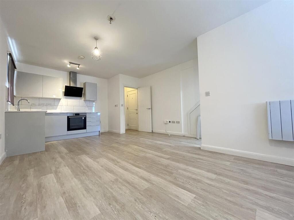LOUNGE KITCHENETTE/BEDROOM