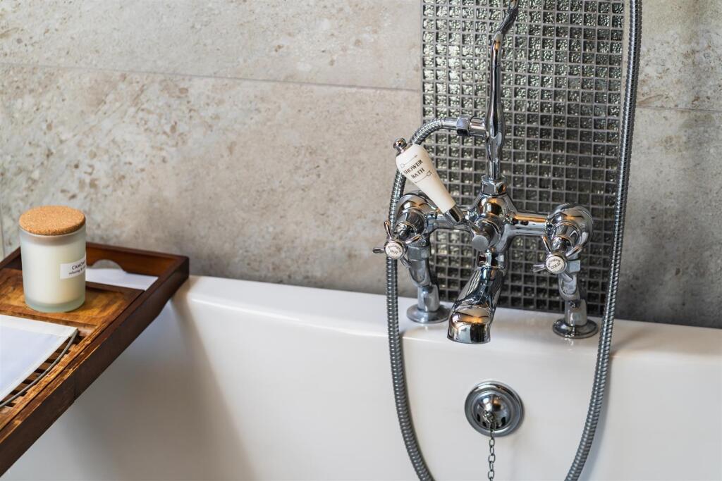 Master En-Suite Bathroom