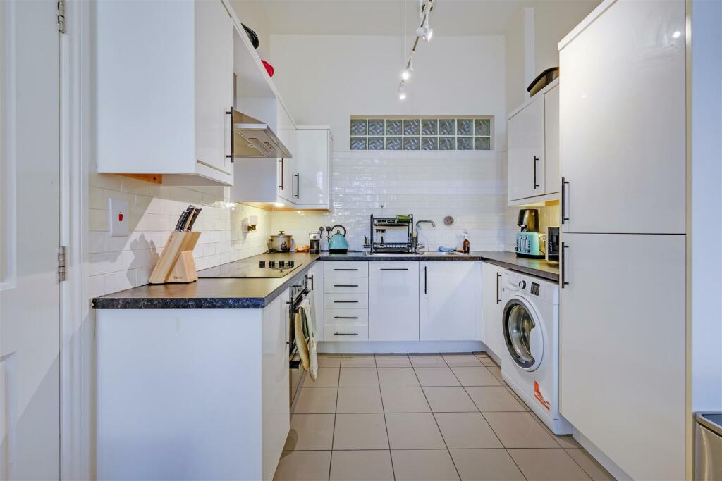 81300 VM NHH 16 SHORTCROFT MEAD COURT NW10 1BF_945