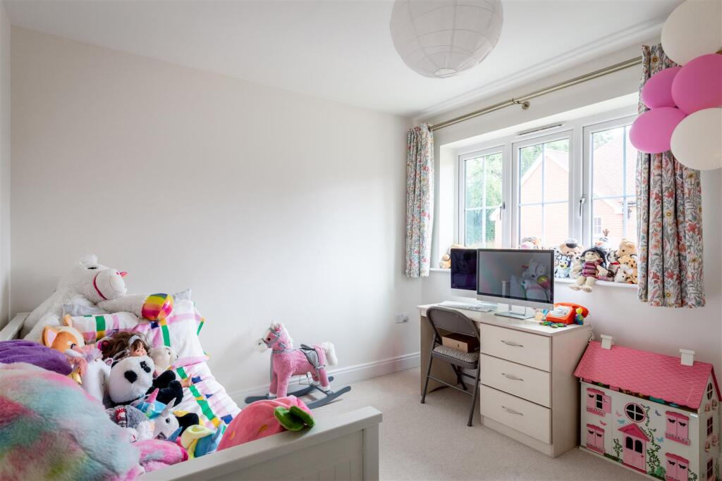 2 Walder Close-6.jpg