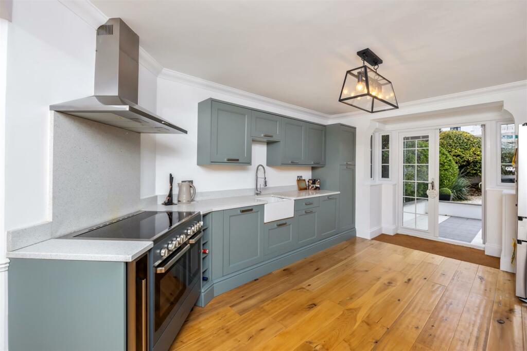 Grand Avenue, 8-002.jpg