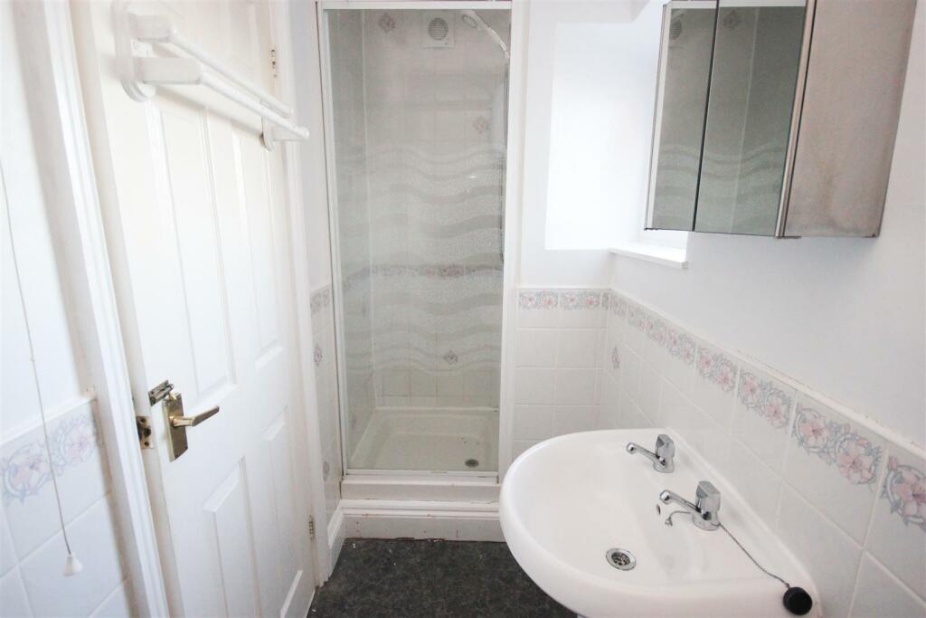 downstairs shower room.JPG
