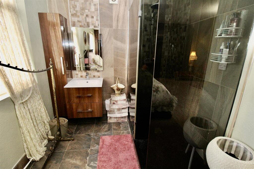 Penthouse Style Lounge/Bedroom/Shower Room