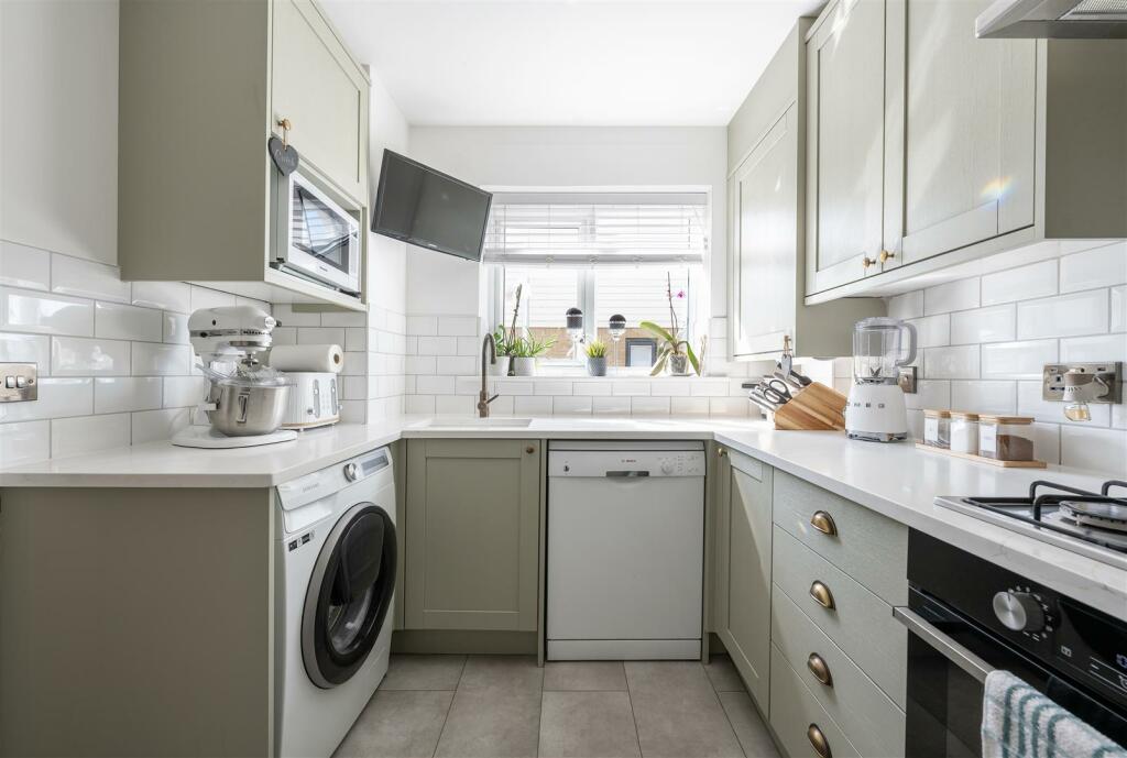Becket Close, E18