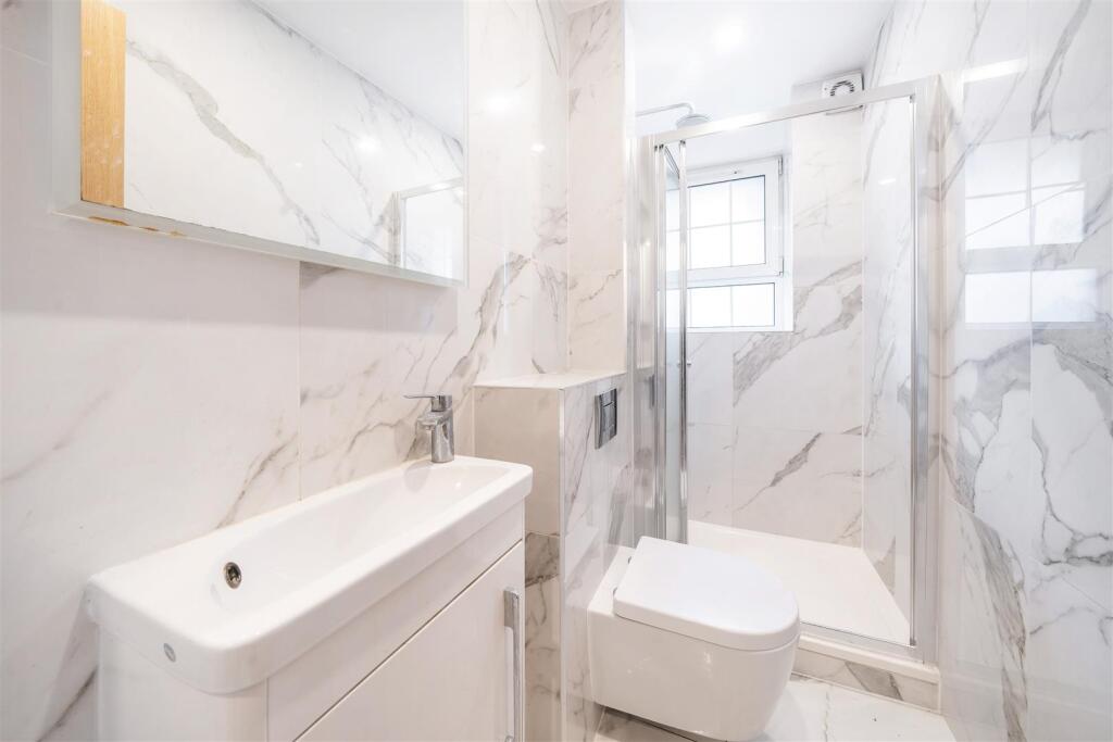 Bathroom 1 .JPG