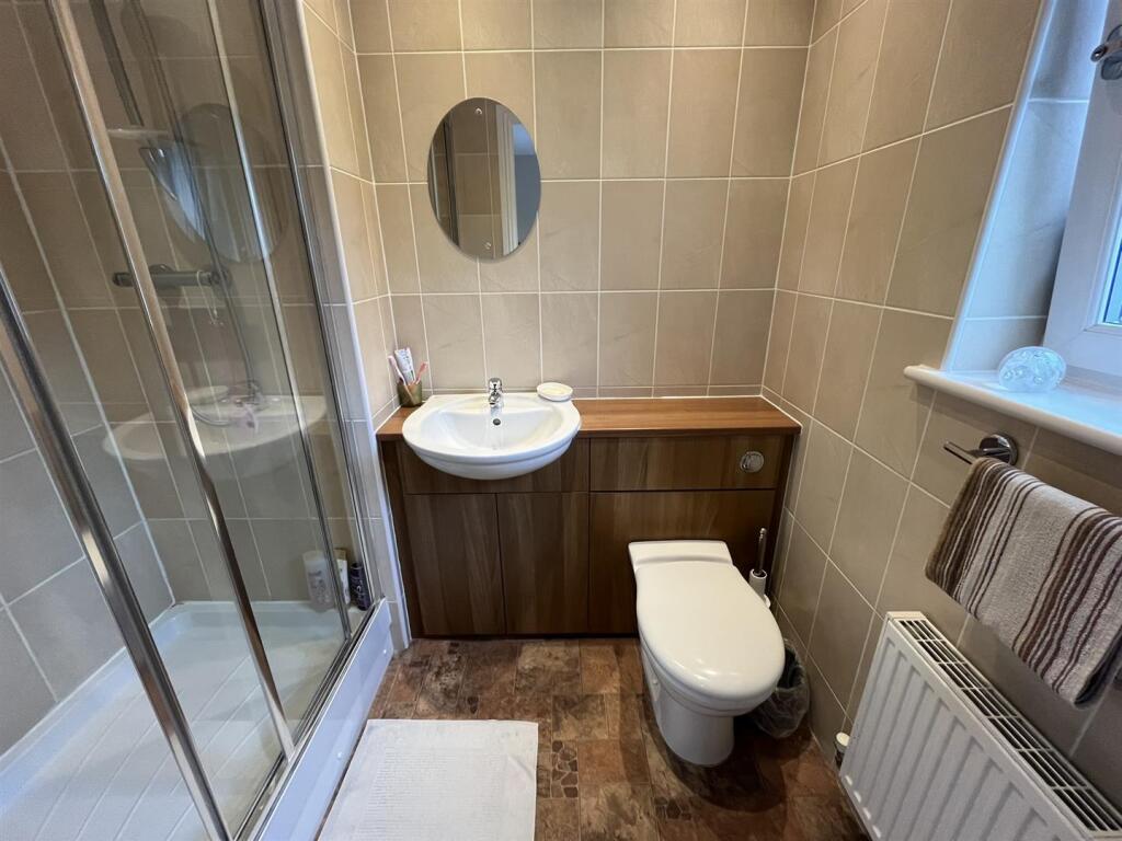 EN-SUITE SHOWER ROOM