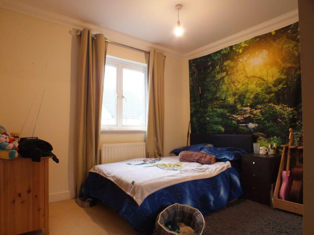 Front bedroom (maste