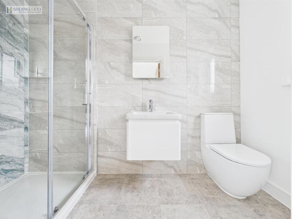 Bedroom 1 en-suite.jpg