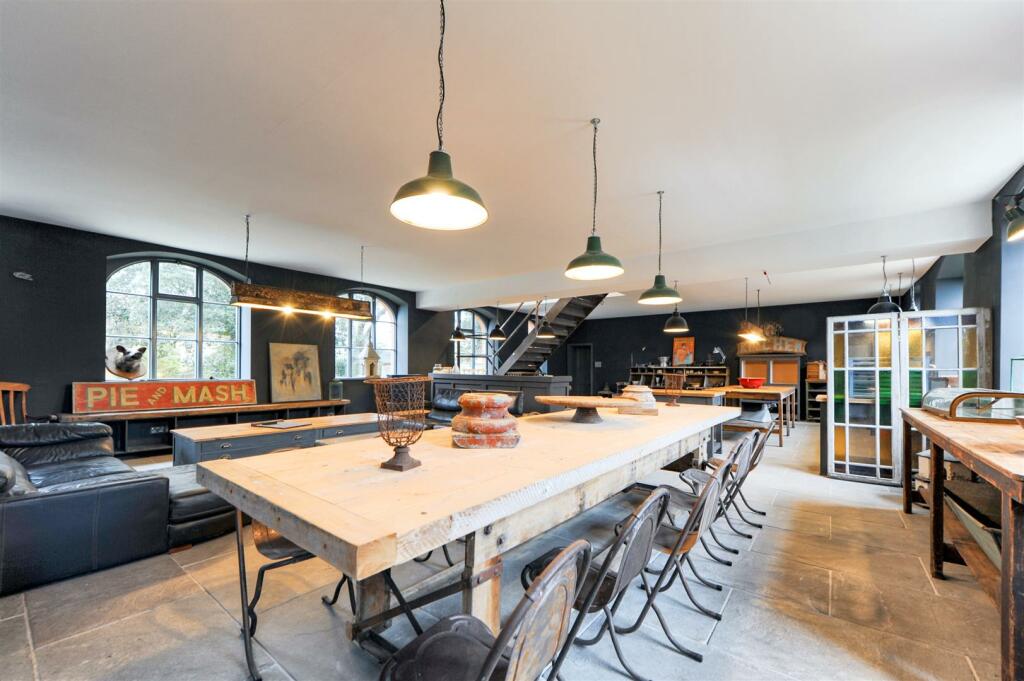 Dining Area.jpg