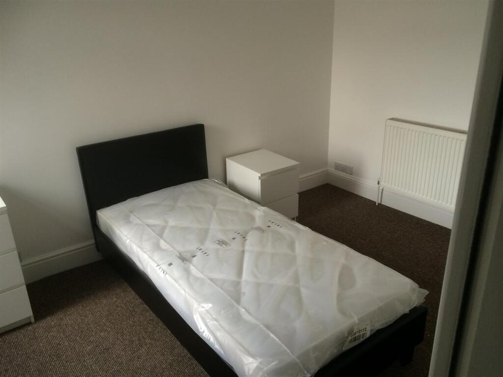 Bedroom D 1 .JPG