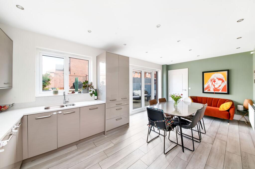 OPEN-PLAN DINING KITCHEN