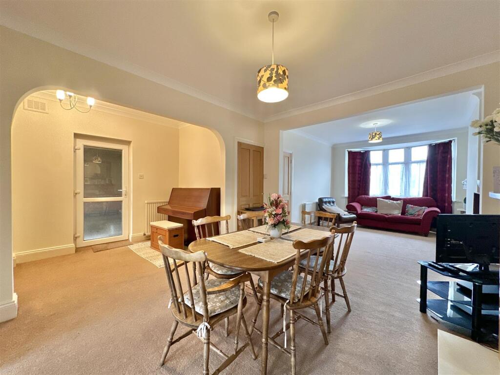 OPEN PLAN LOUNGE/DINING