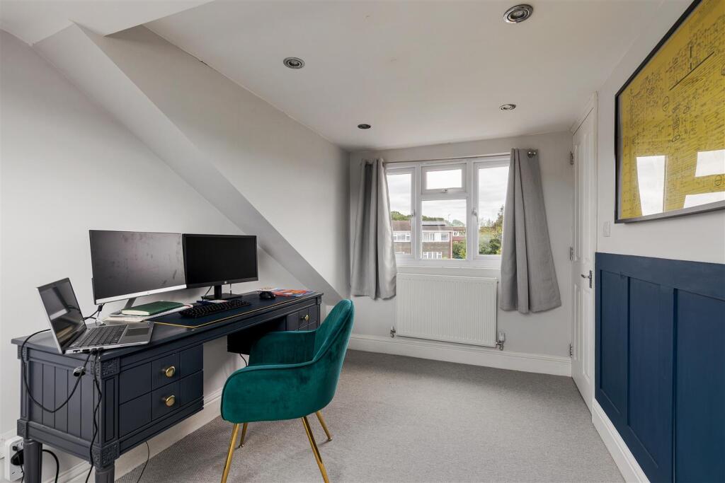 Warboys Crescent E4