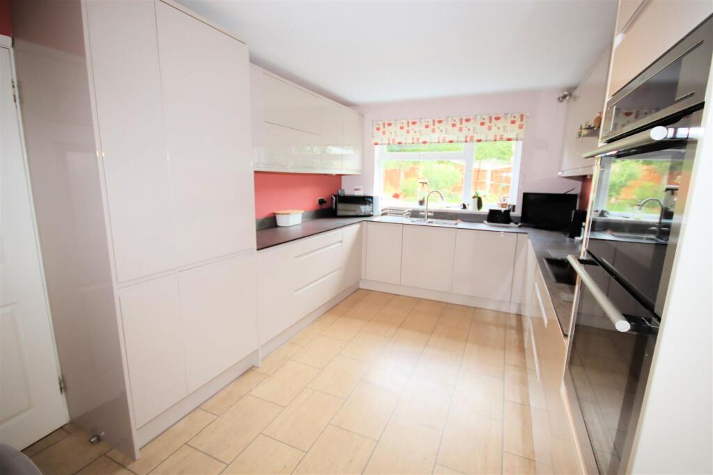 Fitted Kitchen/Breakfast room