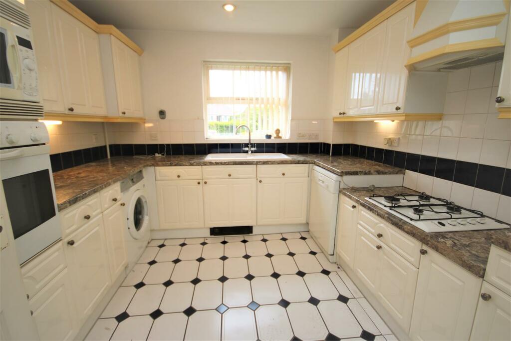 FITTED KITCHEN/DINER: