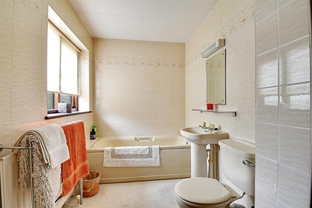 Ensuite 1.jpg