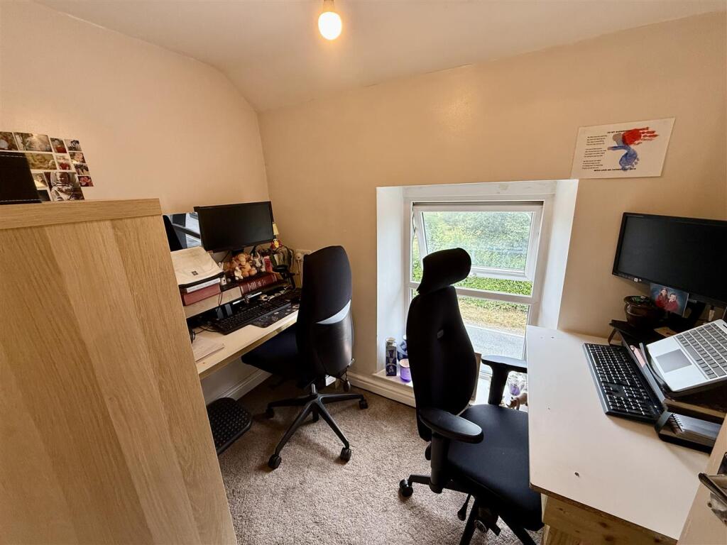 Bedroom 2 / Study