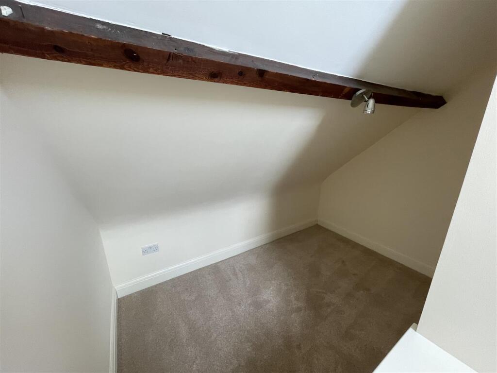 Dressing Room to Bedroom 1