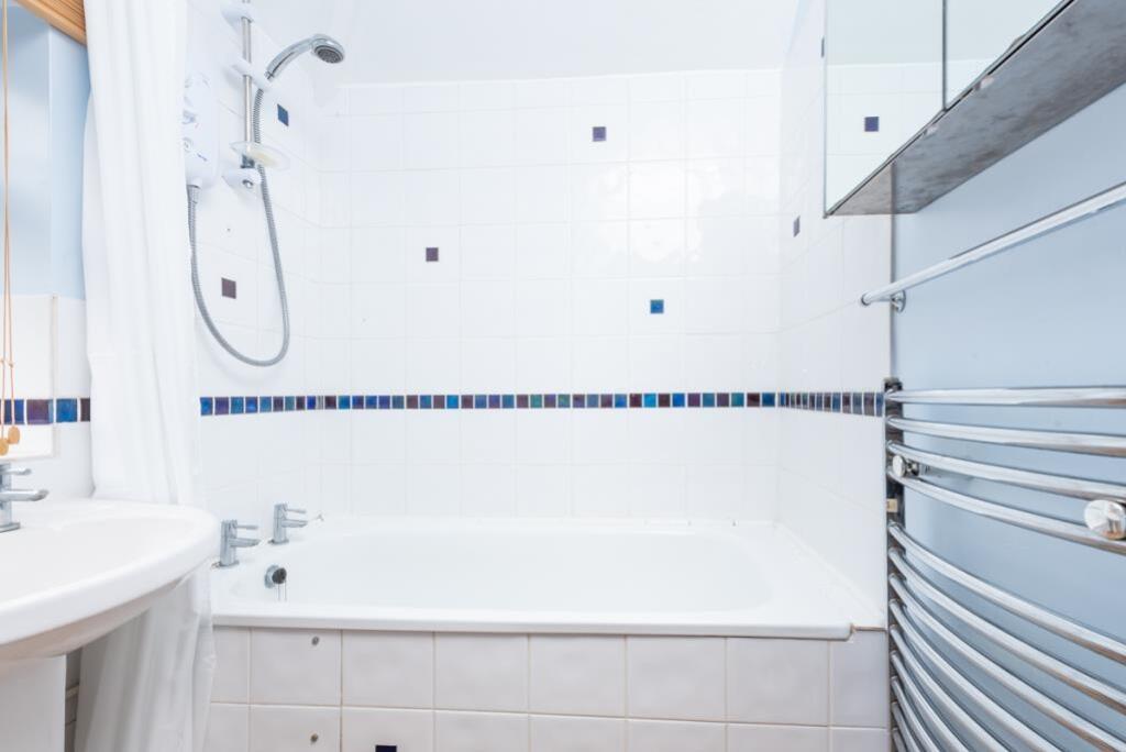 26 Maple Close bathroom