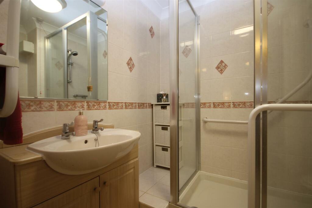 SHOWER ROOM/W.C