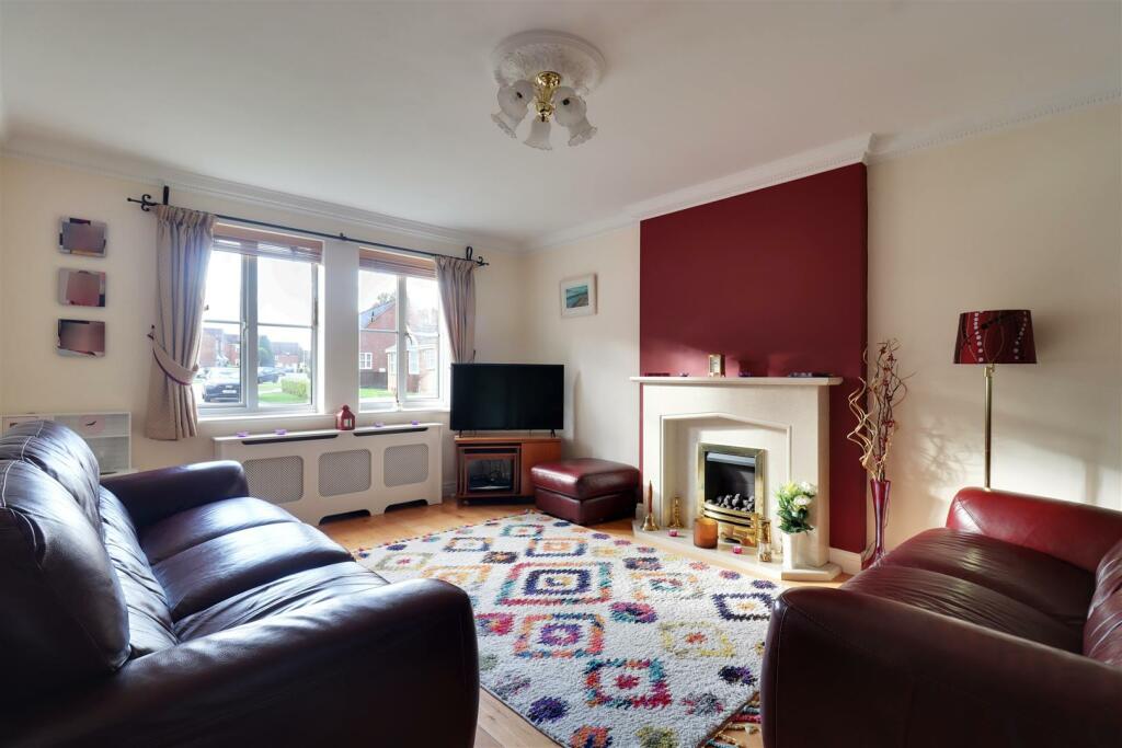 LIVING / DINING ROOM