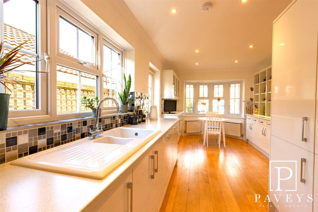 KITCHEN BREAKFAST ROOM