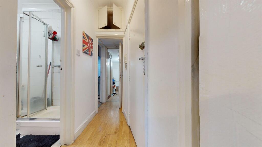 Flat A, 5HogarthPlacehallway.jpg