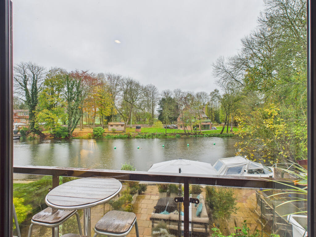 CAM01984G0-PR0529-STILL013