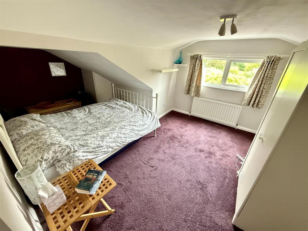 TL382 Bed2.jpg