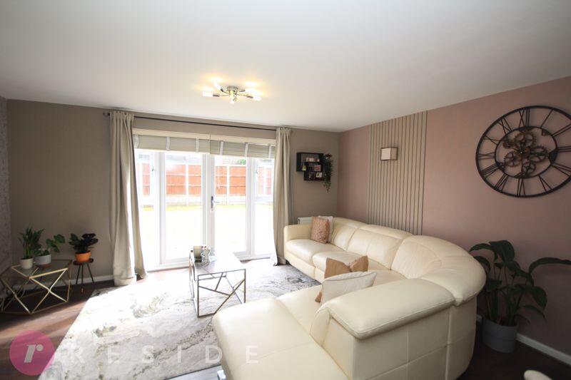 Lounge / Dining Area