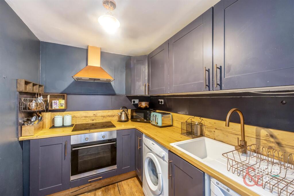 St Aubyns 22, Flat 2-008.JPG