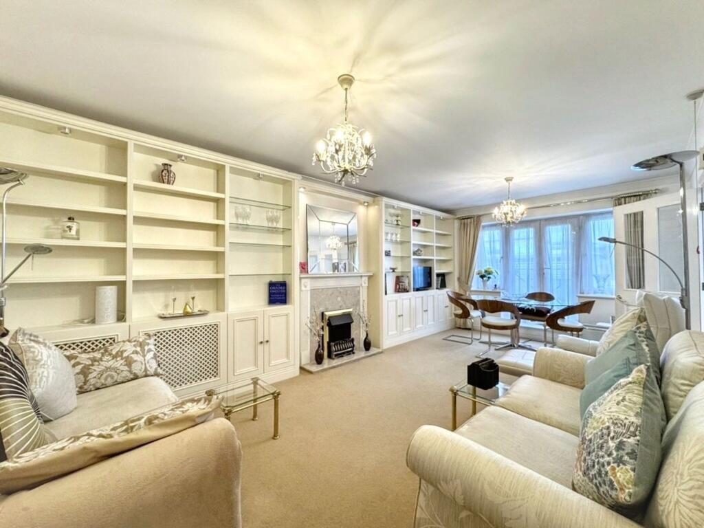 Lounge/dining area
