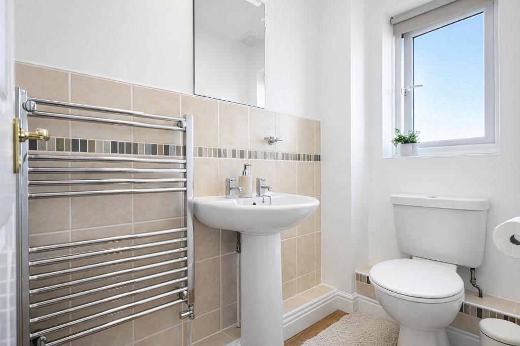 Ensuite wc, basin and shower